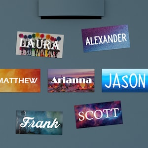 Puede incluir: Una puerta de casillero azul con imanes coloridos con nombres. Los nombres son: Laura, Alexander, Matthew, Arianna, Jason, Frank y Scott.