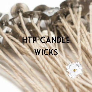 Könnte beinhalten: Nahaufnahme einer Sammlung von HTP-Kerzendochten. Die Dochte sind beige und haben einen Metallsockel. Der Text "HTP CANDLE WICKS" ist in Schwarz dargestellt. Ein kreisförmiges Logo mit einer Biene befindet sich in der unteren rechten Ecke.