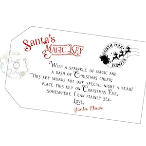 Könnte beinhalten: Ein weißes Etikett mit rotem Text, der "Santa's Magic Key" lautet. Das Etikett zeigt eine Schwarzweißillustration von Santas Schlitten mit Rentieren, die über einem rot-weißen Stempel mit der Aufschrift "North Pole Express" fliegen. Der Text auf dem Etikett lautet: "Mit einem Spritzer Magie und einem Schuss Weihnachtsfreude; Dieser Schlüssel funktioniert nur eine besondere Nacht im Jahr! Legen Sie diesen Schlüssel an Heiligabend, irgendwo, wo ich ihn deutlich sehen kann. Liebe, Weihnachtsmann"