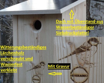 Gran caja de nido de madera de alerce de la naturaleza premium sin tratar después de Nabu gran agujero de entrada de 32 mm, resistente a la intemperie, con material de fijación