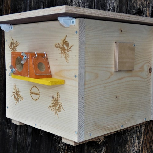 Bumblebee box with wax moth barrier, nesting material, weatherproof, bumblebee house, nesting box, Hummelvilla insect house for hanging or standing