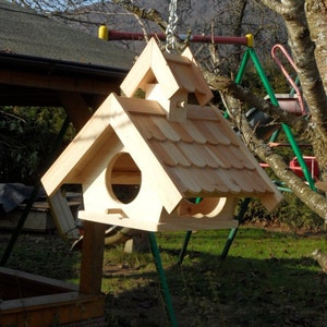 Witterungsbeständig Imprägniertes Vogelhaus Futterhaus Lärchenholz Futterhäuschen mit Futtersilo zum Hängen und Stellen Bild 8