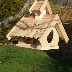 Witterungsbeständig Imprägniertes Vogelhaus Futterhaus Lärchenholz Futterhäuschen mit Futtersilo zum Hängen und Stellen Bild 1