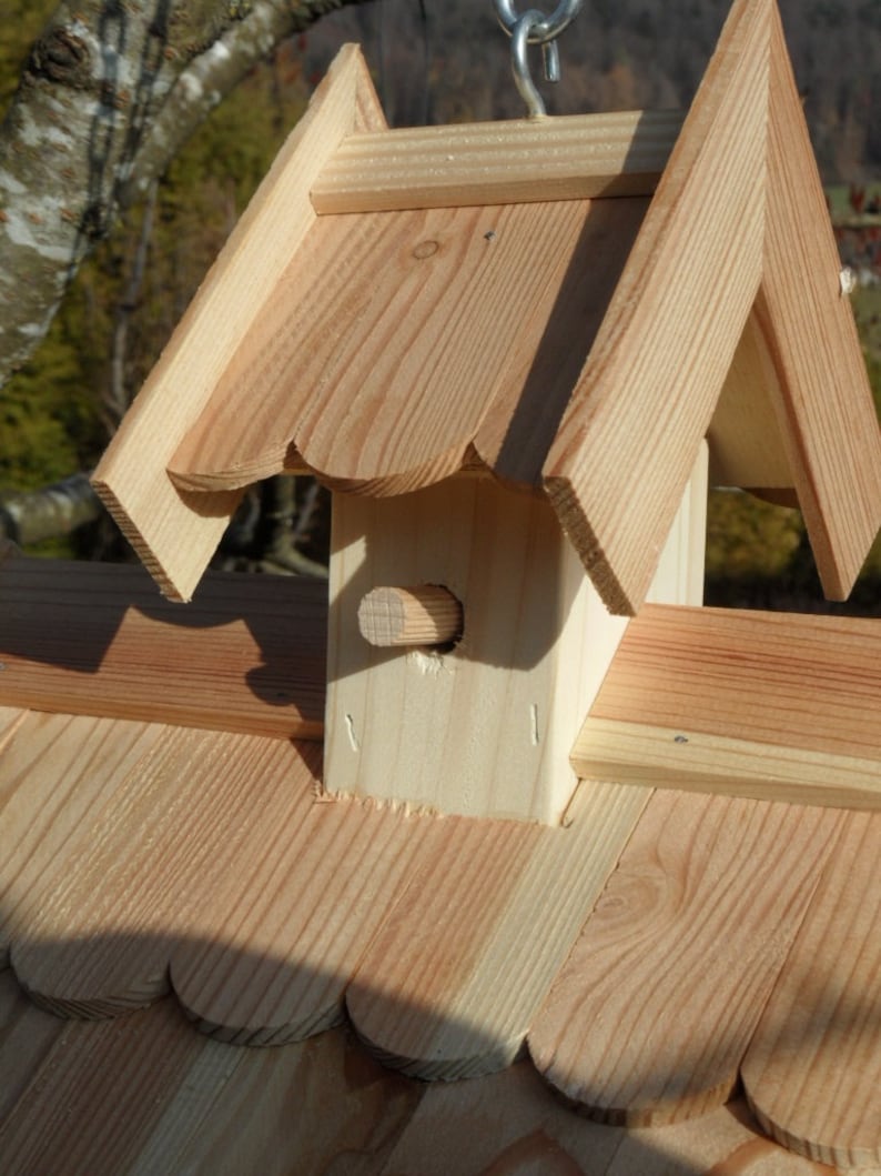 Witterungsbeständig Imprägniertes Vogelhaus Futterhaus Lärchenholz Futterhäuschen mit Futtersilo zum Hängen und Stellen Bild 5