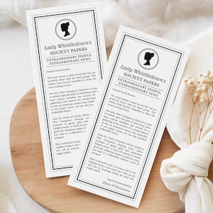 Puede incluir: Dos tarjetas rectangulares con el texto "Lady Whistledown's Society Papers" en negro, con una silueta y un borde decorativo. Las tarjetas están sobre una superficie de madera con un paño blanco y flores secas.