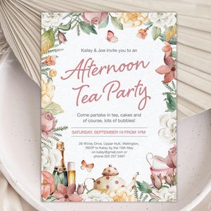 Uitnodiging Afternoon Tea Party, bloemenrand, champagne, theepot, vlinders, 5 x 7 CORJL bewerkbare sjabloon
