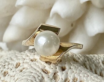 Vintage 10K Yellow Gold Swirl Ring: 7mm Cultured Pearl Solitaire