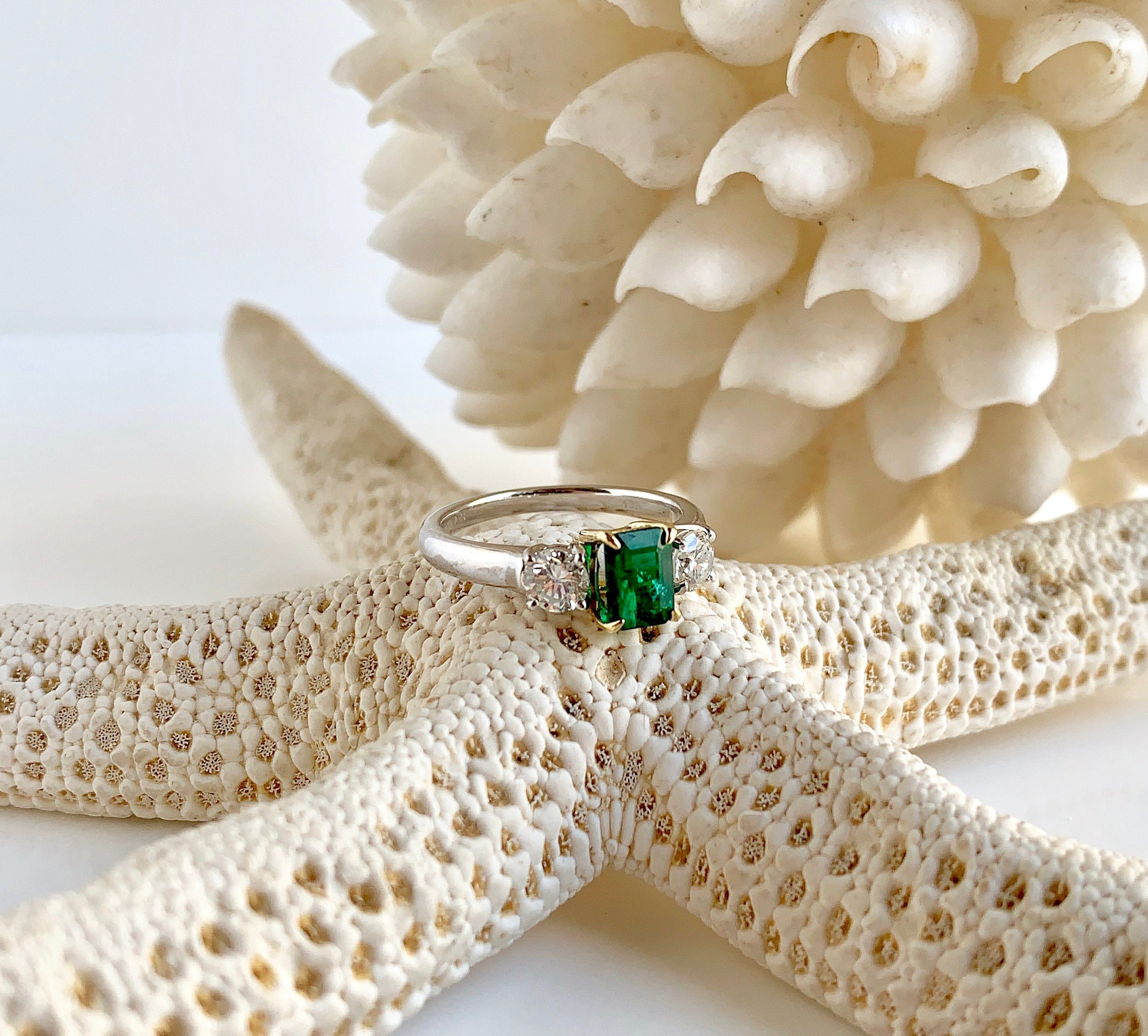 エメラルドリング 3ストーンデザイン il_fullxfull.1959576568_1igo.jpg