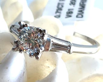 Antiker 0.73ct runder brillanter Diamant mit 0.20ctw Baguette Side Diamanten Ringgröße 7,5