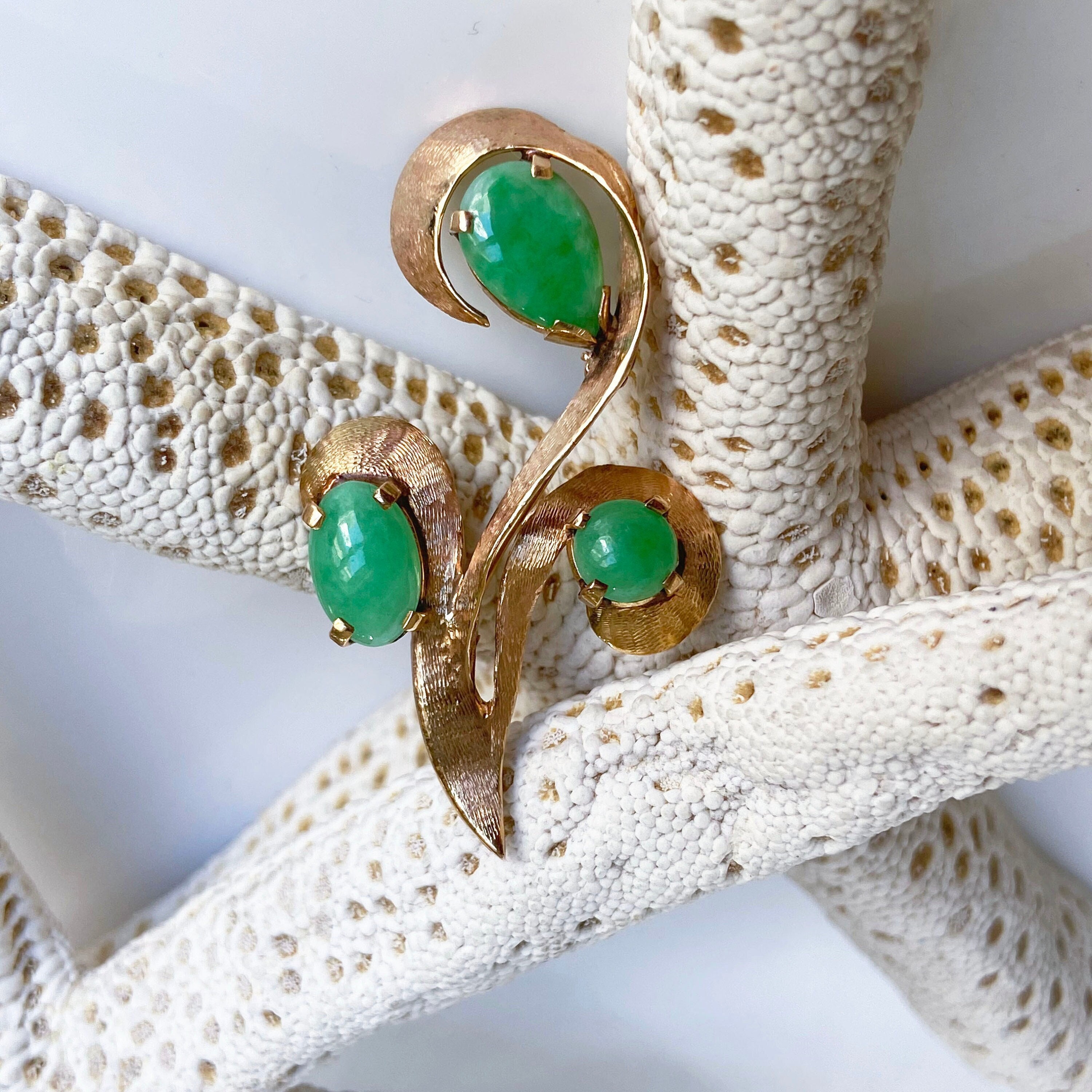 レトロスタイルのヴィンテージ翡翠と18Kの花のピン/ブローチ - Etsy 日本