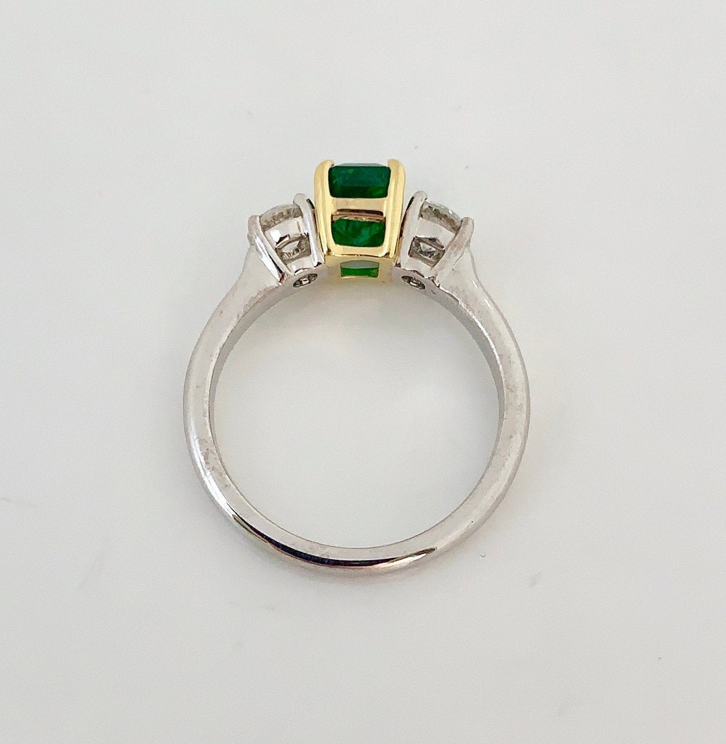 18Kエメラルド＆ダイヤモンドリング：スリーストーンデザイン - Etsy 日本