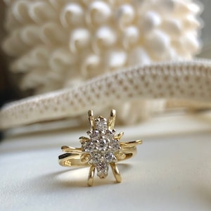 Anello vintage con diamanti taglio brillante rotondi multipli incastonati in oro giallo massiccio 14k