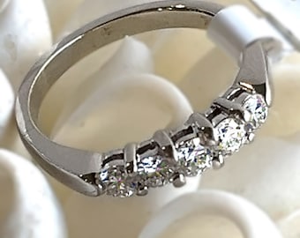 Alianza de boda con 5 diamantes naturales brillantes redondos de 0,50 quilates en oro blanco de 14 quilates.