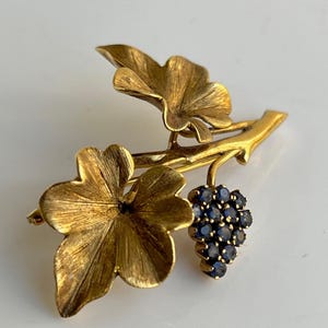 Mid Century Italian Natural Sapphire set in 18k Yellow Gold Brooch