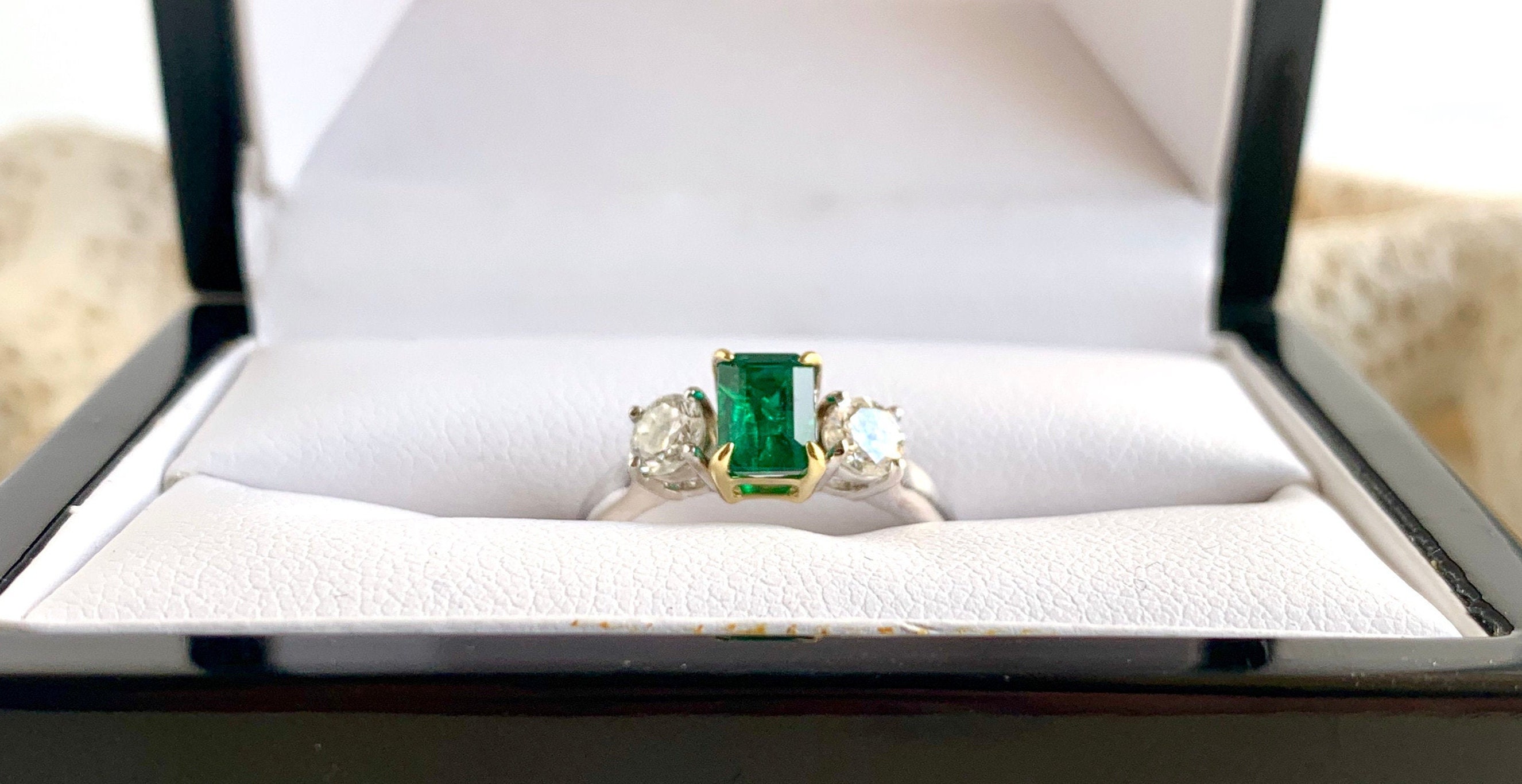 エメラルドリング 3ストーンデザイン 18Kエメラルド＆ダイヤモンドリング：スリーストーンデザイン