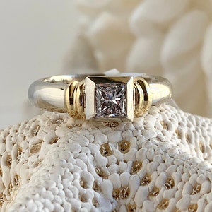 Anello di fidanzamento con diamante taglio principessa: 0,72 carati, oro bicolore 14 carati