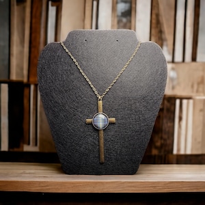 Collar con una cruz de bronce de Supernatural, confeccionado con la tela escocesa de Sam Winchester, la misma que usa para azotar demonios. ¡Extremadamente dramático! :-D