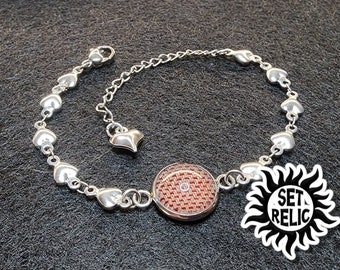 Pulsera de acero inoxidable SOBRENATURAL SET RELIC. Confeccionada con una camisa de Dean Winchester de Set. "Pantalones de ladrillo. 12 mm" se adapta a 5,75" a 7,5"