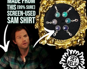 SUPERNATURAL SET RELIC 12 mm bedeltje, gemaakt van een Sam Winchester-shirt uit de set, 99% zeker gebruikt in de film. Verkrijgbaar met of zonder certificaat.