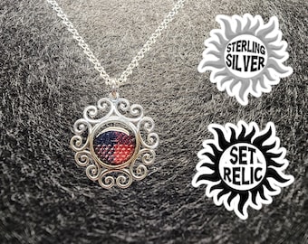 SOBRENATURAL SET RELIC Collar con pergaminos de plata de ley hecho de una camisa de Dean Winchester de Set. Talla 7,25 a 8.