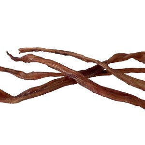 K&ouml;nnte beinhalten: Eine Ansammlung getrockneter, brauner und l&auml;nglicher Rindfleischsehnen, die leicht &uuml;berlappend vor einem wei&szlig;en Hintergrund angeordnet sind. Die Sehnen haben eine strukturierte Oberfl&auml;che und variieren in der Dicke.