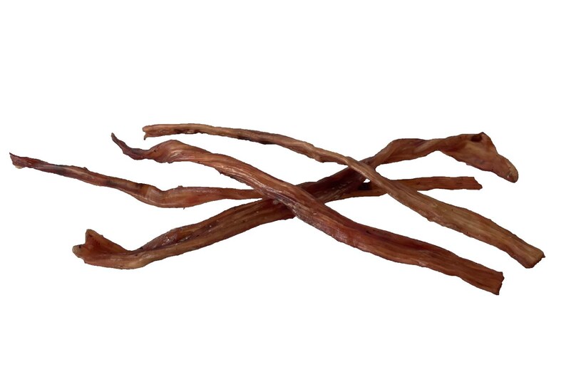 K&ouml;nnte beinhalten: Eine Ansammlung getrockneter, brauner und l&auml;nglicher Rindfleischsehnen, die leicht &uuml;berlappend vor einem wei&szlig;en Hintergrund angeordnet sind. Die Sehnen haben eine strukturierte Oberfl&auml;che und variieren in der Dicke.