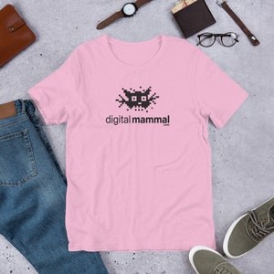 Puede incluir: Camiseta rosa con un gráfico de gato pixelado negro y el texto "digital mammal.com"