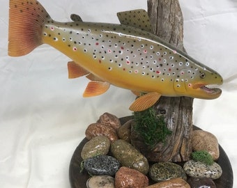 Fische aus Holz schnitzen