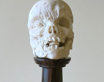Sculpture de crâne humain en bois de cerf
