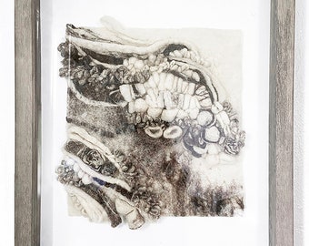 VENDIDO/ANÁFORA - Arte enmarcado en fieltro. Arte textil abstracto en lana natural. Decoración mural japonesa realizada con fieltro húmedo y agujado.