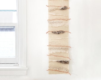 RESERVA/METÁFORA - Tapiz de fieltro para colgar en la pared. Arte textil orgánico para pared en tonos tierra. Decoración de pared japonesa con fieltrado húmedo y agujado.