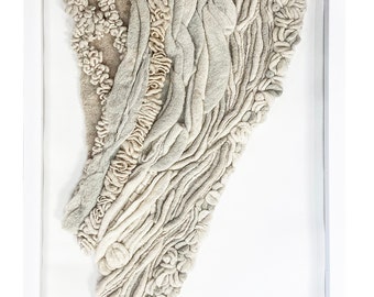 HIPÉRBOLE II - Arte abstracto enmarcado en fieltro. Textiles orgánicos en sutiles tonos verdes. Decoración de pared en fieltro húmedo y agujado.