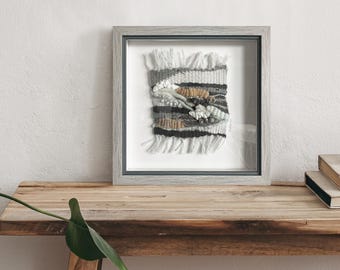 ALEGORIA - Arte enmarcado tejido y fieltrado. Textiles orgánicos en colores de lana natural. Decoración de pared tejida, en húmedo y fieltrada con aguja.