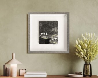 VENDIDO / PARALIPSIS - Cuadro enmarcado en fieltro. Lana natural y lámina de oro. Fieltro húmedo, fieltrado con aguja y bordado.