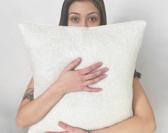 METONIMIA I & II - Fundas de almohada de fieltro. Conoce "Metonimia, una funda de almohada de fieltro de fieltro blanco natural de lana y seda. / 45" X 45"