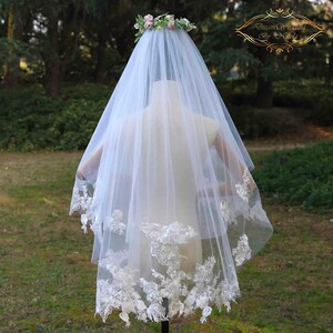 Voile de mariage fleurs brodées : appliques champagne, longueur du bout des doigts