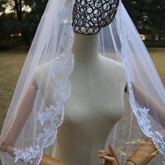 Lace Edge Fingertip Wedding Veil - Single Layer Tulle, Pearl  display picture 2