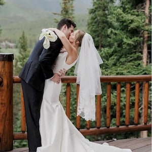Voile cathédrale en dentelle brodée : mariage forêt bohème, vert et rose