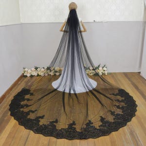 Velo de novia catedral negro con borde de encaje de lentejuelas, tul largo de una sola capa de estilo romance oscuro, accesorios de boda góticos no tradicionales