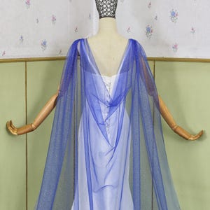 Cape de mariée bleu royal pailletée : tulle galaxie argenté, cathédrale, chapelle, sol, taille réelle
