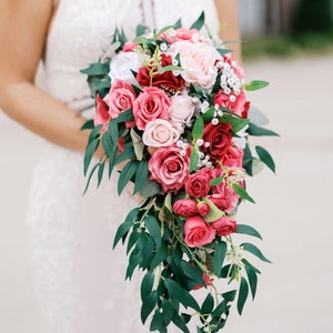 Kaskaden-Hochzeitsstrauß, Brautstrauß aus Fuchsia und Rosa, Boho-Hochzeitsblume, Fuchsia-Hochzeitsblumen, hergestellt mit Rose und Pfingstrosen