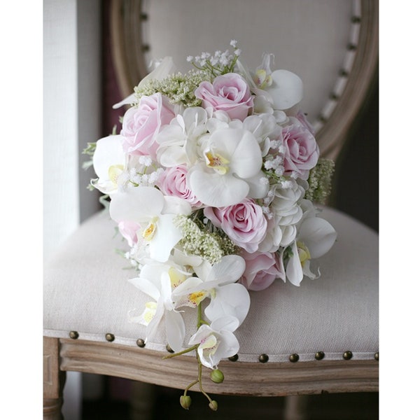 Bouquet de mariée de mariage blanc en cascade, bouquet Boho pour jardin, mariage en plein air ou dans une grange de campagne, design en Phalaenopsis, pivoine et orchidée