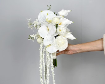Wit asymmetrisch bruidsboeket, morden-bruidsboeket, gemaakt met anthurium, orchidee, calla lelie, ranonkel en amaranthus