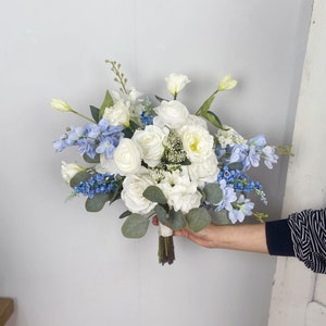 Weiß und Blau Brautstrauß, Blaue Hochzeitsstrauß, Boho Blumenstrauß, Design in Rose, Pfingstrose, Ranunkel, Lisianthus und Eukalyptus