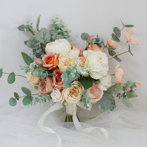Pfirsich und Elfenbein Hochzeitsstrauß, Boho Brautstrauß, Frühlingshochzeitsblumen, mit Pfingstrosen, Rosen, Mohn und Eukalyptus gemacht