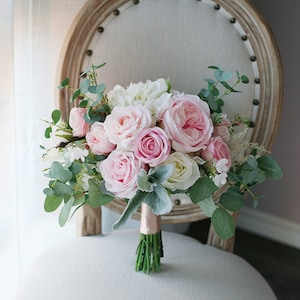 Blush und Ivory Blumenstrauß, klassischer Brautstrauß, rustikaler Boho Blumenstrauß, Design in Rose, Pfingstrose, Hortensien und Eukalyptus