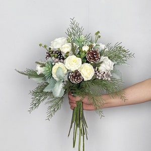 Winter-Brautstrauß, verschneiter Boho-Blumenstrauß, Winter-Brautjungfer-Blumenstrauß, Design mit Rose, Tannenzapfen, Ranunkel, Sukkulenten, Wintergrün