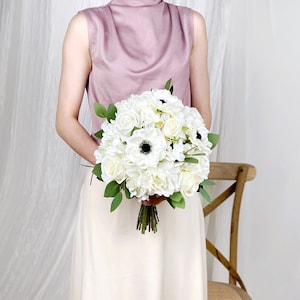 Klassischer Brautstrauß mit weißer Rose, Anemonen-Hochzeitsstrauß, Boho-Blumenstrauß, Design in Rose, Hortensie, Anemone und Eukalyptus
