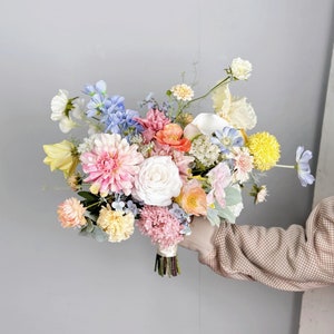 Pastell Wildblumen Brautstrauß, Frühlingshochzeitsstrauß, Boho Blumenstrauß, Design in Mohnblume, Gänseblümchen, Dahlie, Ranunkel, Nelke, Zinnien