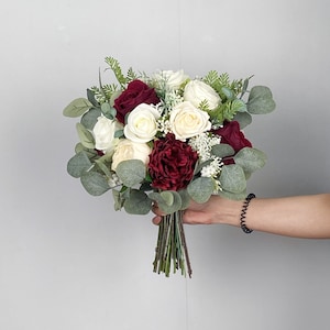 Brautstrauß Burgunder und Weiß, Brautjungfer Bouquet, Boho Blumenstrauß, Design in Rose, Pfingstrose, Schleierkraut und Eukalyptus